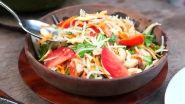 Tabakta taze salata ile ızgara balık filetosu. 