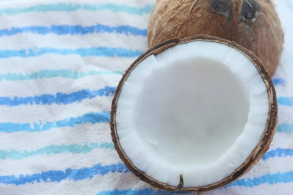 Parte de coco fresco em uma toalha de mesa — Fotografia de Stock