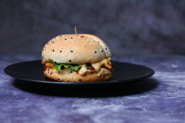  Siyah arka planda bir tabakta sığır burger yakın plan 