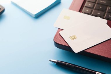 Bilgisayardaki kredi kartlarının beyaz arkaplandaki yüksek açılı görüntüsü 