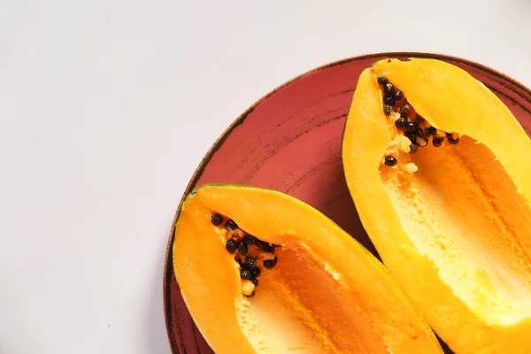 Nahaufnahme einer Papaya-Scheibe auf dem Teller — Stockfoto