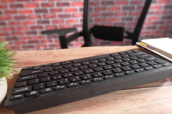 Silla vacía y teclado en la mesa de cerca — Foto de Stock