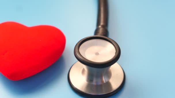 푸른 배경에 있는 심장 모양의 심볼 과 청진기 — 비디오