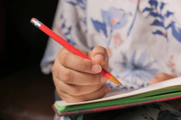 Close-up van vrouwen handschrift op notitieblok. — Stockfoto