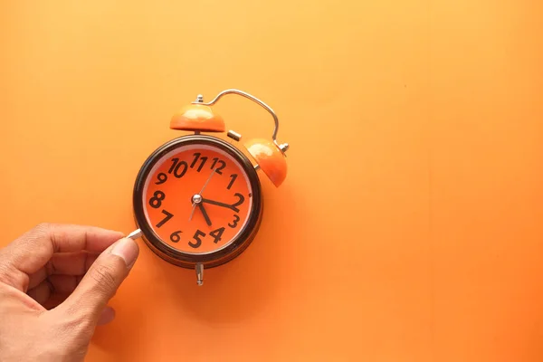 Una mano che tiene un orologio — Foto Stock