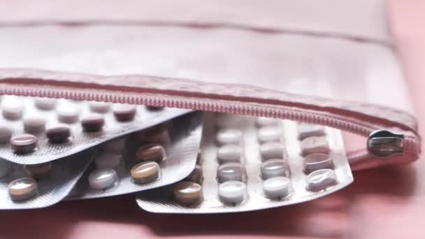 Píldoras anticonceptivas sobre fondo de madera, de cerca — Vídeo de stock