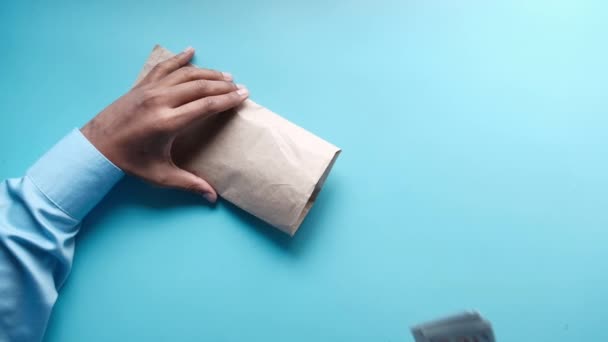 Человек руки положить наличные в конверт. — стоковое видео
