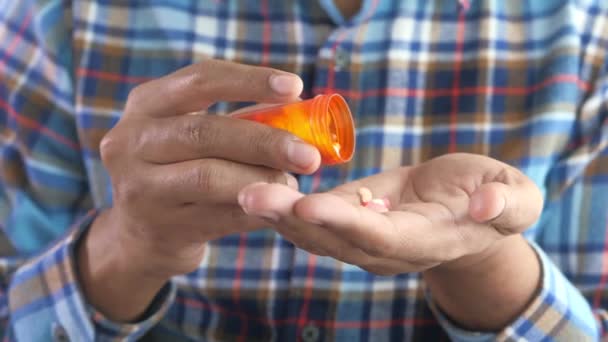 Aproape de mâna omului care ia medicamente — Videoclip de stoc