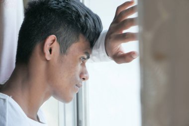 Bunalımlı adam kendini hasta hissediyor ve maddi sorunları için endişeli.