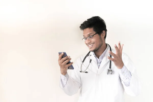 Jovem asiático médico falando para inteligente brilhou câmera no vídeo chat. — Fotografia de Stock