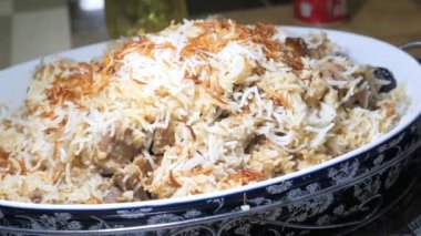  Masadaki kasede tavuk biryani yemeği.