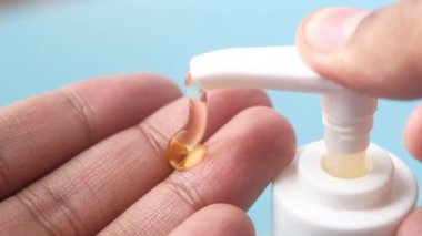 Delikanlı eli virüsü önlemek için dezenfektan jeli kullanıyor. 