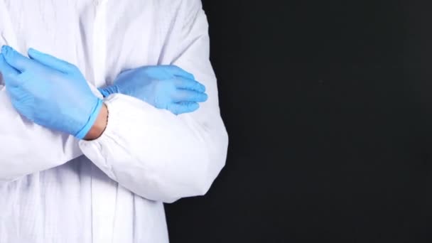 Primo piano del medico con le braccia incrociate isolato su nero — Video Stock