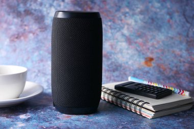 akıllı konuşmacı ve koyu arkaplan üzerinde sabit 