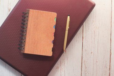 dizüstü bilgisayarın düz kompozisyonu ve ofis sabit masası 