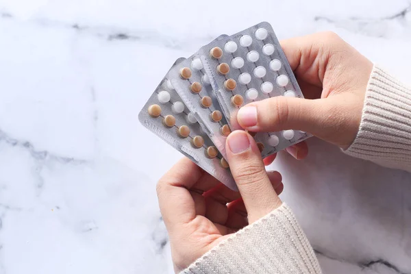 Ženy ruční golding antikoncepce pilulky zblízka — Stock fotografie