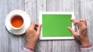 Ofis masasında dijital tablet kullanan işadamlarının üst görünümü 