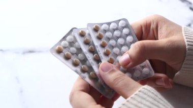 Kadınlar el altından doğum kontrol hapları verir. 