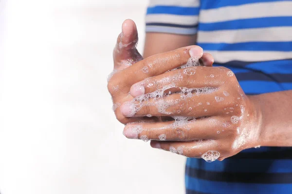 Joven lavándose las manos con agua tibia jabón —  Fotos de Stock