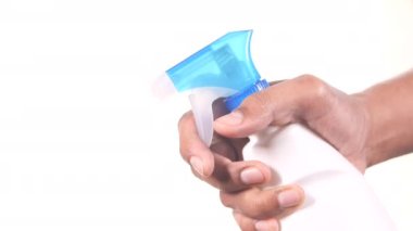 Elle tutulan sprey şişesi beyaza izole edilmiş. 