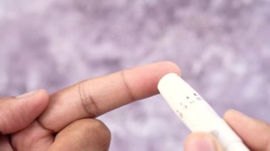 Delikanlılar evlerinde glikoz seviyesini elle ölçerler. 