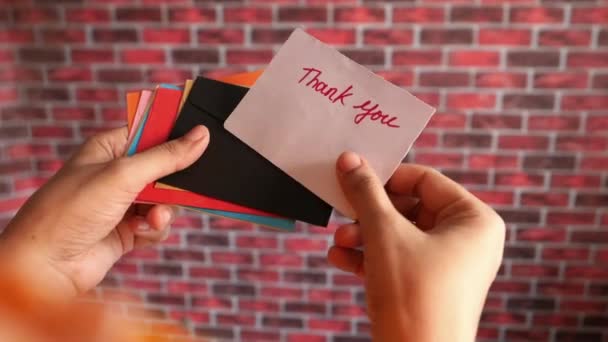 Vue arrière des femmes tenant la main lettre de remerciement — Video