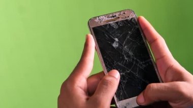 Kırık akıllı telefonu tutan adama yakın dur..