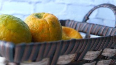 Bir kutuda taze portakal meyveleri. 