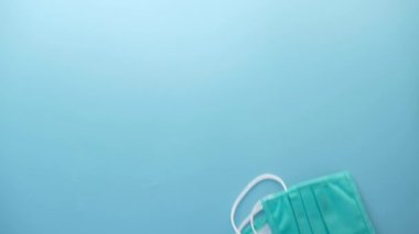Cerrahi maskeler, termometre ve arkaplan renklerine göre dezenfekte 