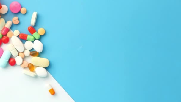 Close-up de muitas pílulas coloridas e cápsulas — Vídeo de Stock