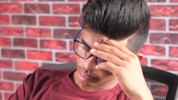 Joven con anteojos sufriendo dolor de cabeza, — Vídeos de Stock