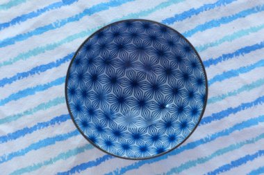 Masa örtüsünün üstündeki boş kasenin üst görüntüsü 