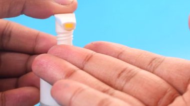 Sıvı sabun elinize sıkıştırılmış. 