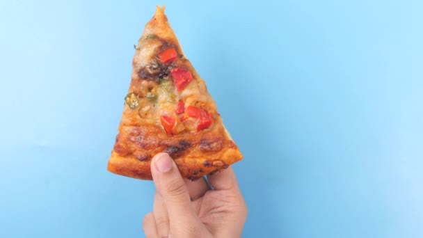 Mão segurando uma fatia de pizza de queijo no fundo de cor — Vídeo de Stock