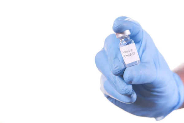 Mão médica em luvas segurando vacina coronavírus, isolado em branco — Fotografia de Stock