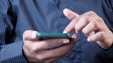 Akıllı telefon kullanarak iş adamına yaklaş..