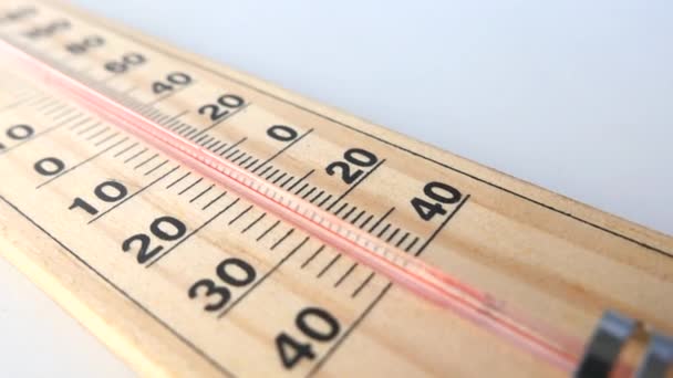 Avvicinamento degli strumenti di misura della temperatura sul tavolo. — Video Stock