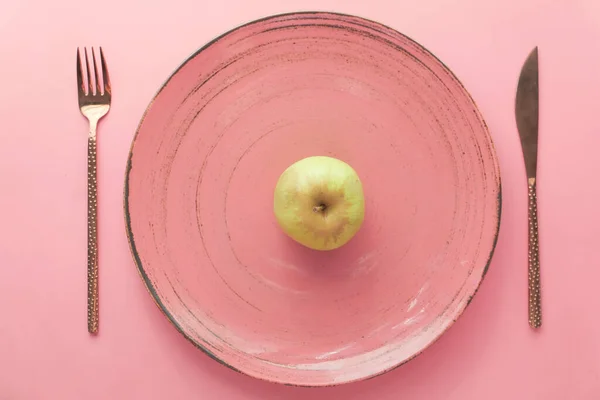 Cubiertos y plato vacío sobre fondo de madera arriba hacia abajo — Foto de Stock