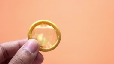 Prezervatifi turuncu arka deliğe kapat. 