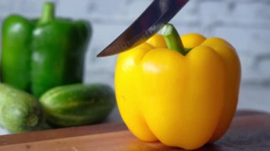Kesme arkaplanı üzerindeki sarı kapsicum kesiliyor 