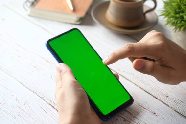 Akıllı telefon kullanan kadınların arka plan görüntüsü