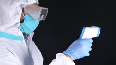 Sıcaklığı ölçen doktor eli..