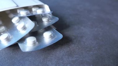 Paketteki su toplayan bir paketin haplarını kapat. 