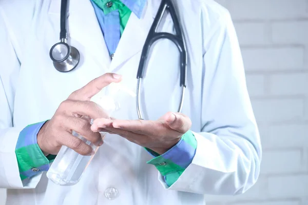 Primer plano de la mano del médico usando gel desinfectante — Foto de Stock