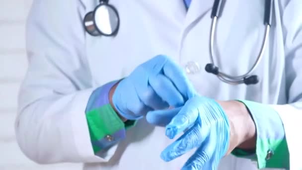 Uomo medico indossa guanti medici, primo piano — Video Stock