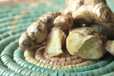 Kızıl saçlıları doğrama tahtasında kapat.