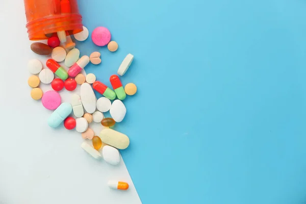 Primer plano de muchas píldoras y cápsulas coloridas — Foto de Stock