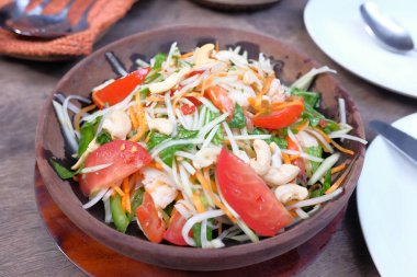 Masadaki kasede taze sebze salatasını yakın..