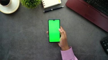  Ofis masasında akıllı telefon kullanan iş adamının düz kompozisyonu 