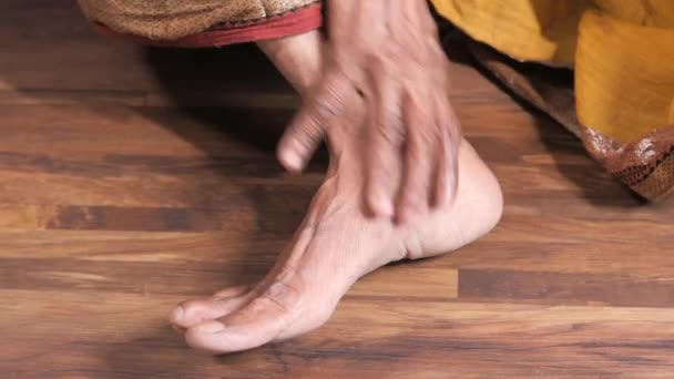 Крупним планом на літніх жінок ноги і масаж рук на місці травми . — стокове відео